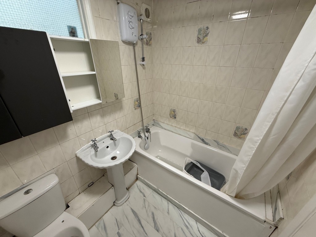 Lot: 31 - FIRST FLOOR FLAT FOR IMPROVEMENT - Three piece bathroom